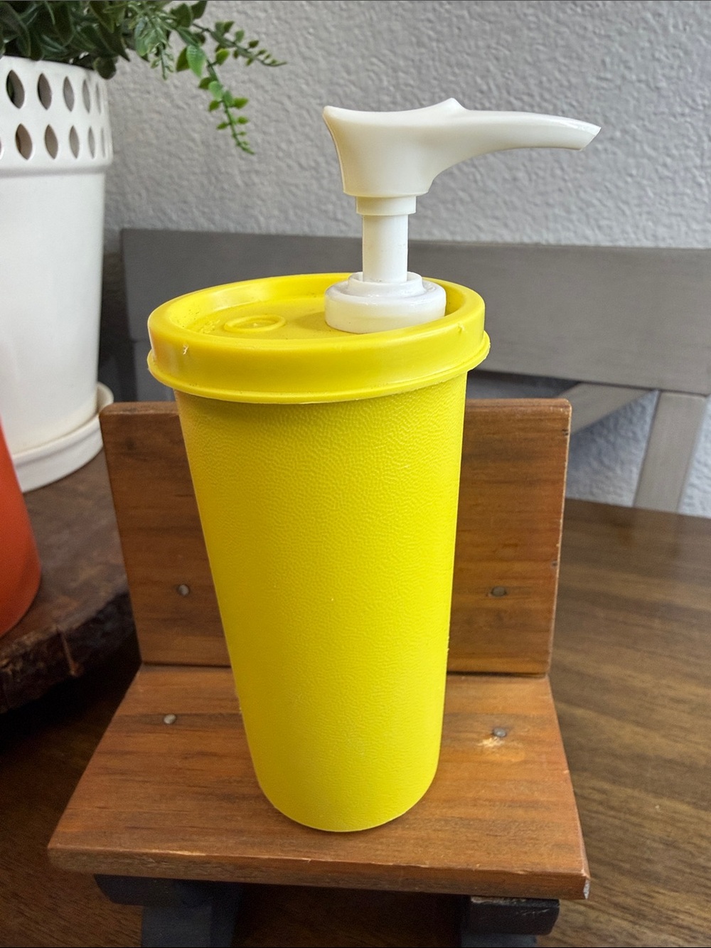 Tupperware Yellow Pump
Dispenser 1329 Condiment Lotion
Soap C62
Great condition